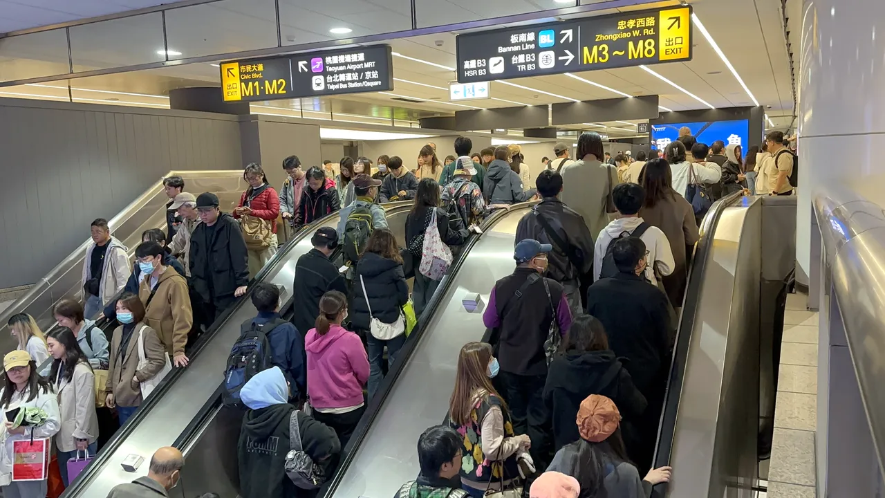 捷运北车汇集三铁，每日28万人通勤，淡水信义线超大有声电视墙，同步观看医美领域最高荣誉精华影片。陈建岐摄
