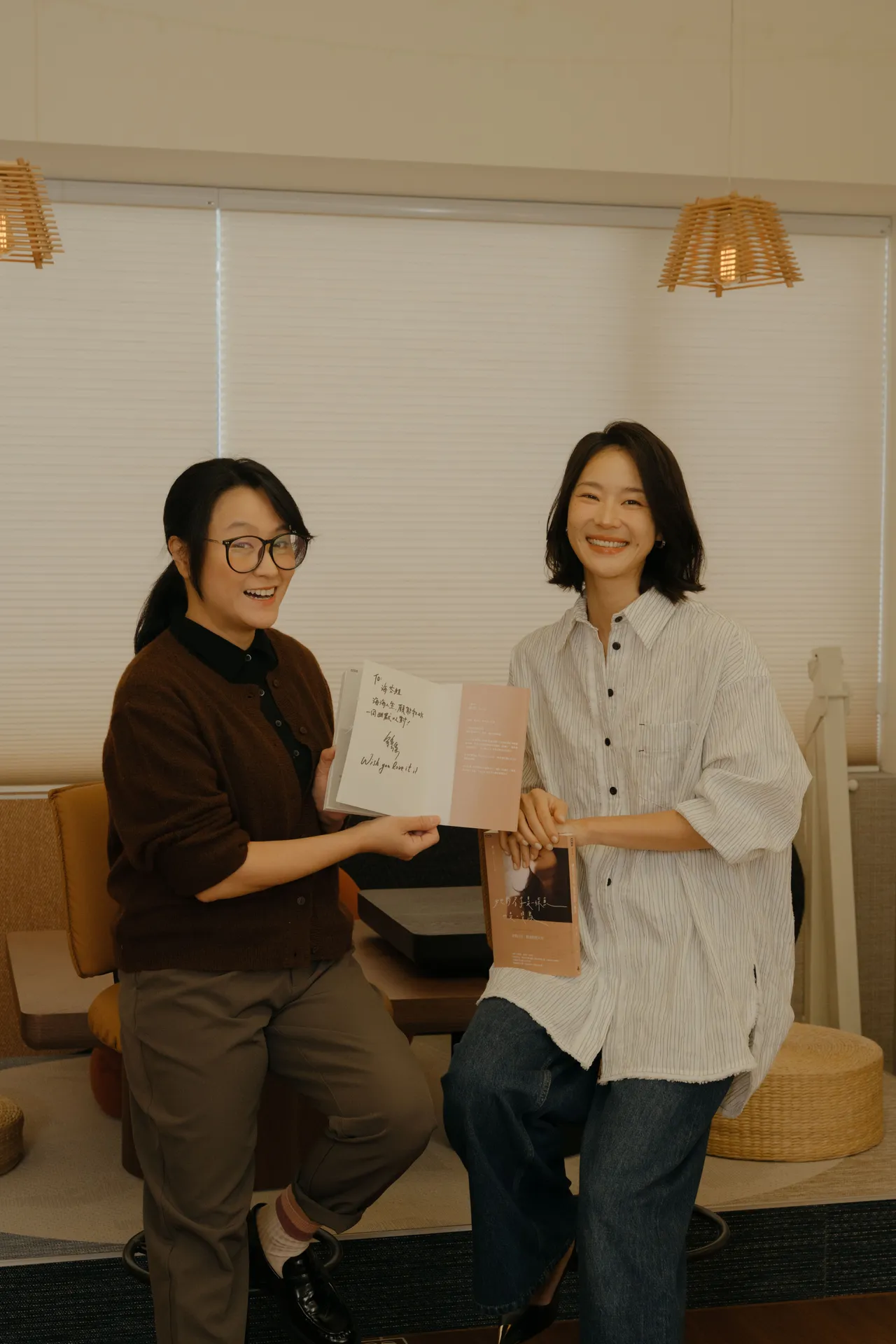 海裕芬（左）开心收到钟瑶（右）的新书。星星相艺提供 