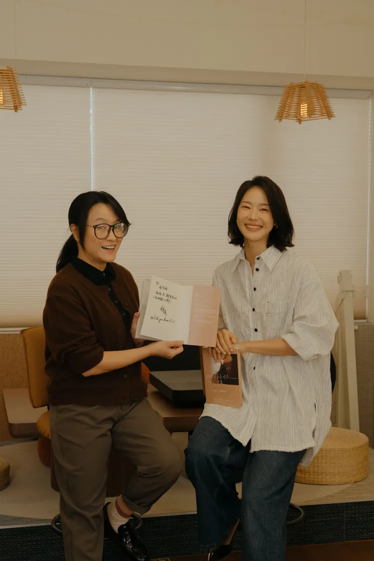 海裕芬（左）開心收到鍾瑶（右）的新書。星星相藝提供 