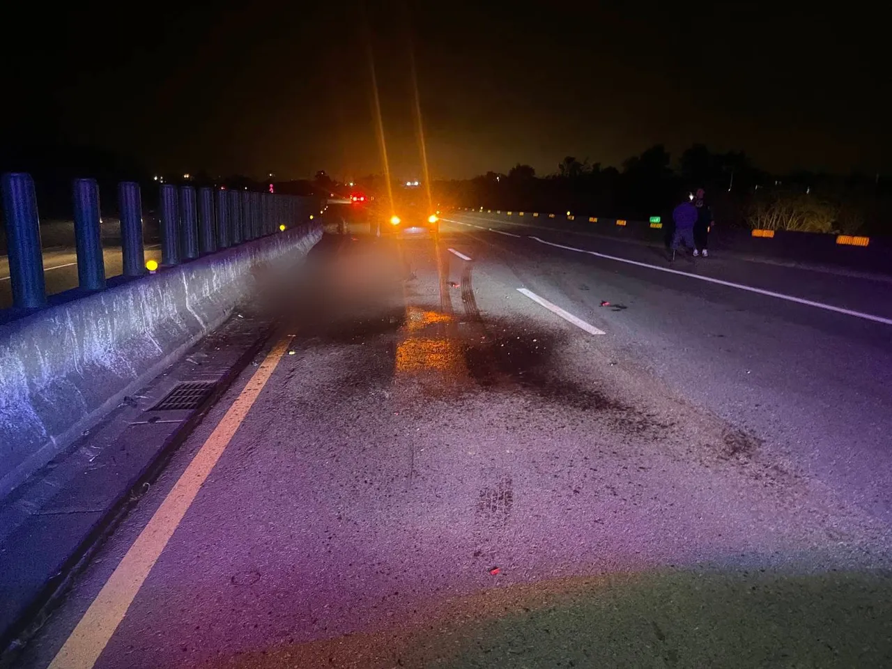 台61线西滨快速道路，马匹被车撞死血溅满地。翻摄画面