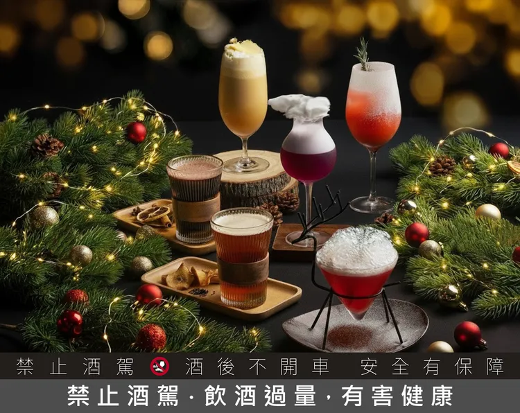 天空酒吧Rooftop Bar22以聖誕故事元素，設計期間限定特調：（後排左起）熱紅酒、奶油啤酒、午夜煙囪、浪漫雪屋、（前排左起）貴族蘋果茶、泡泡雪橇。。業者提供