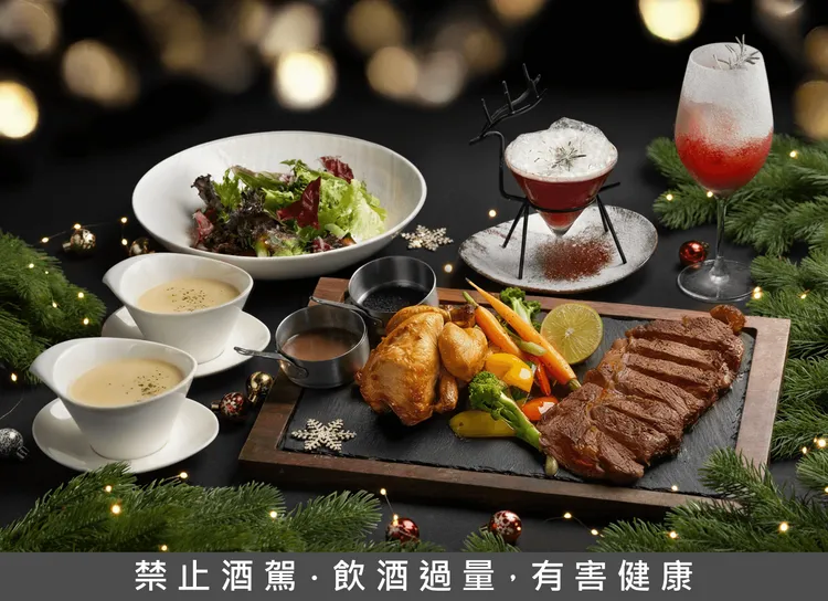 天空酒吧聖誕雙人套餐，以豐盛雙主餐搭配聖誕限定特調，替節慶聚會增添儀式感。圖為 BBQ 烤春雞、美國丁骨牛排。業者提供
