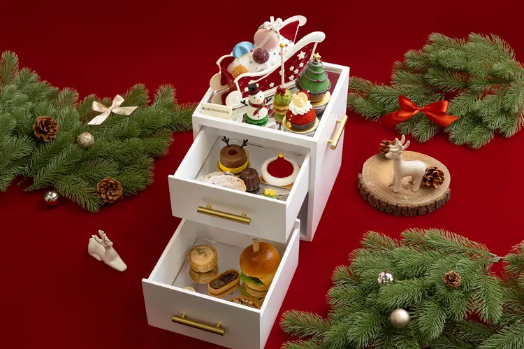 日航咖啡廳推出期間限定聖誕珠寶盒下午茶組，集結巧克力雪橇、聖誕老人泡芙、聖誕帽、聖誕花圈等精緻甜點。業者提供