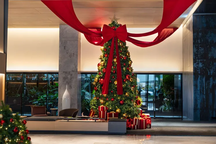 高雄日航酒店化身冬季聖誕禮物盒，5米高聖誕樹全面點燈，打造最夢幻打卡景點。業者提供
