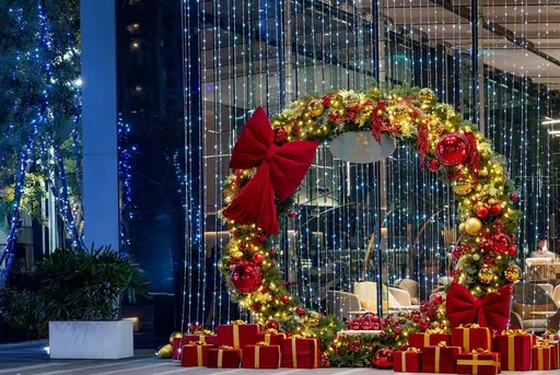 高雄日航酒店化身圣诞礼物盒　 5米高圣诞树高雄最梦幻打卡景点