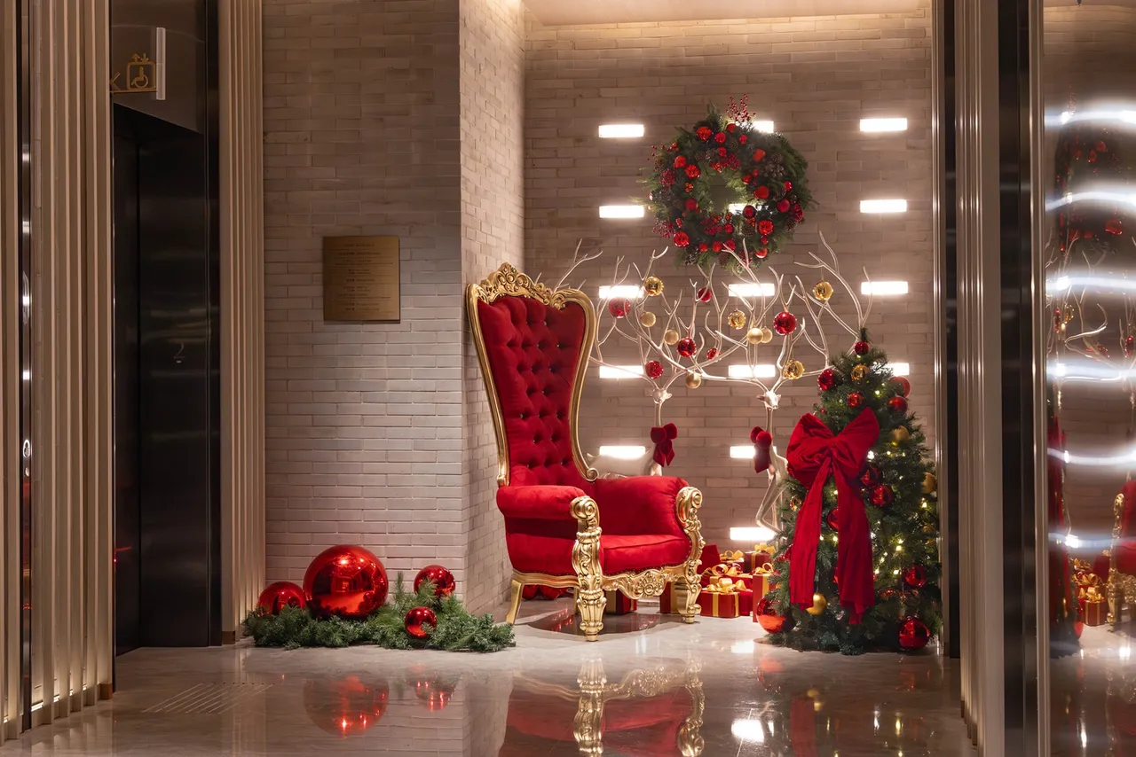 SERENA全日餐厅前设置圣诞小鹿、花圈与欧风皇室座椅等节庆限定造景。业者提供