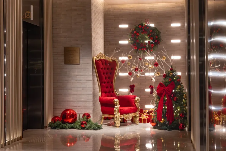 SERENA全日餐廳前設置聖誕小鹿、花圈與歐風皇室座椅等節慶限定造景。業者提供