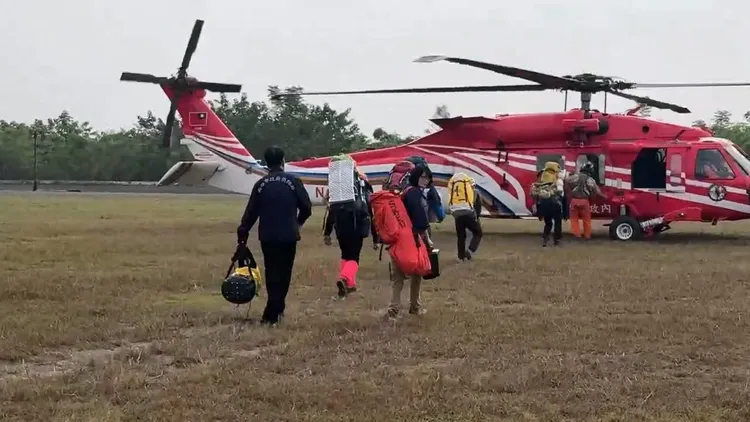 救援单位出动搜救人员30人次、2架直升机。翻摄画面