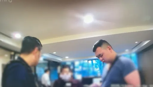 假检警骗退休老妇200万　警拦阻守护她的退休金