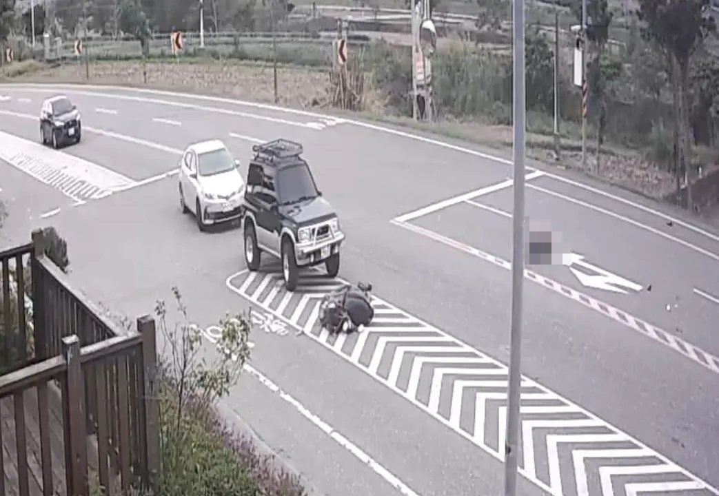 妇人骑乘机车遭小货车撞击后严重变形。翻摄画面