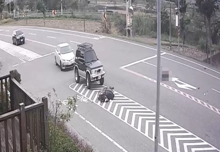 婦人騎乘機車遭小貨車撞擊後嚴重變形。翻攝畫面