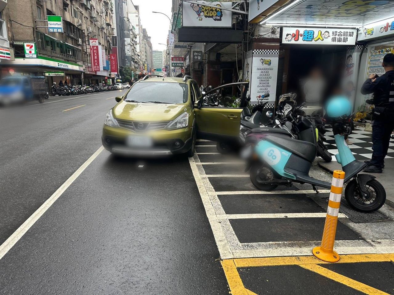 女駕駛沒拉手煞車 還打R檔!撞倒路邊7機車影片曝光