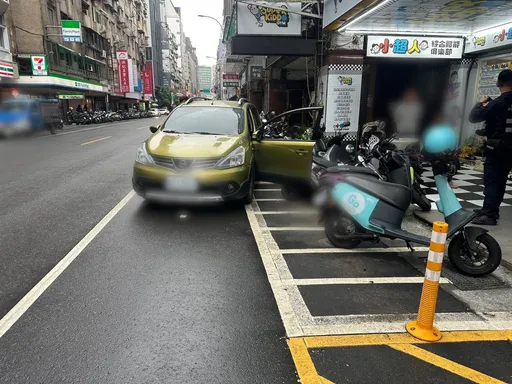 女駕駛沒拉手煞車　還打R檔！撞倒路邊7機車影片曝光　