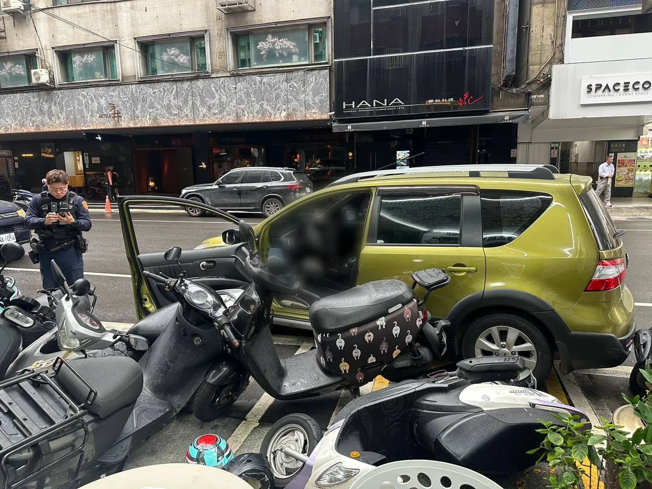 路边7部机车遭殃。翻摄画面