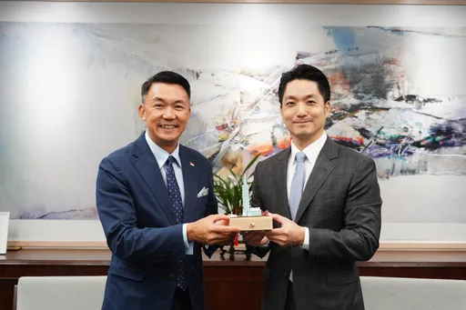 蒋万安见离任星国代表喊「好兄弟」　还送101音乐盒做纪念