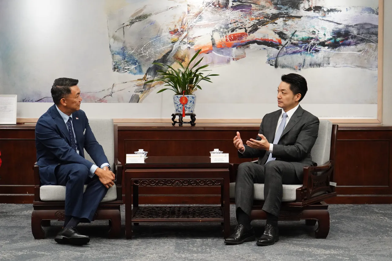 叶伟杰（左）离任前拜会蒋万安（右）。北市府提供