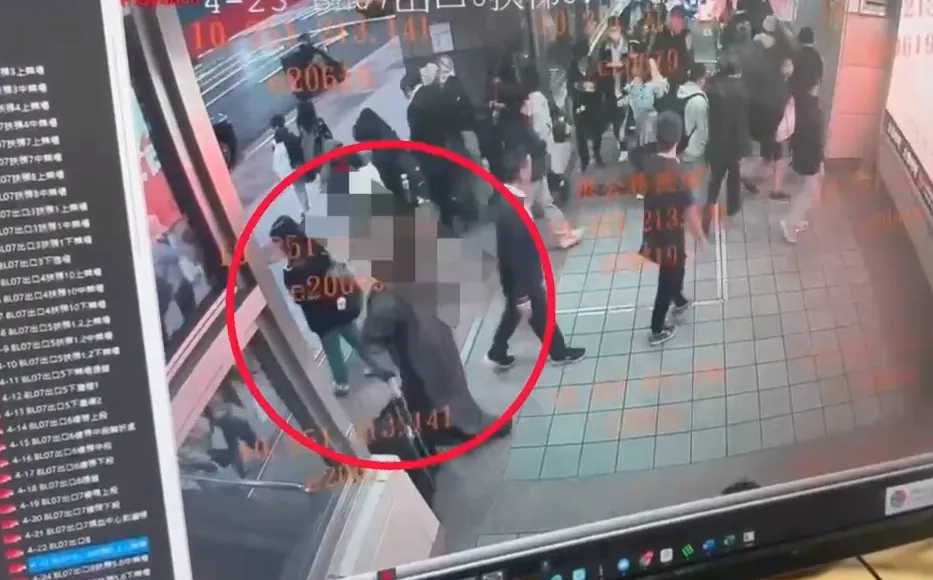 北捷掷弹砍人｜这超诡异的吧？张文拉行李箱、穿连身雨衣进入M8身影曝光　