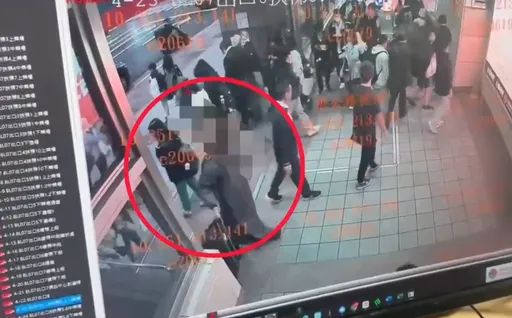 北捷掷弹砍人｜这超诡异的吧？张文拉行李箱、穿连身雨衣进入M8身影曝光　