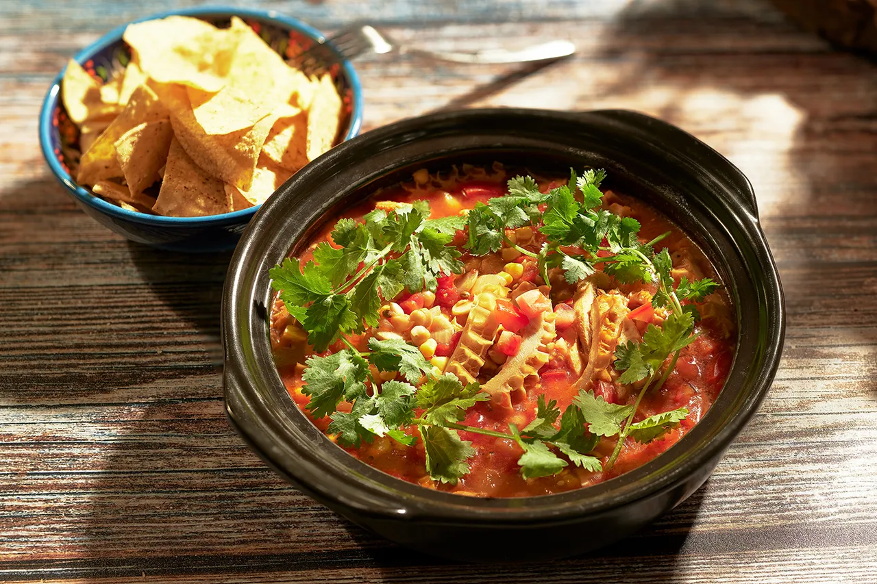 铂丽安美墨料理的「墨西哥牛肚汤」以多种辛香料慢煨，是极具地域代表性的暖胃开场。JR东日本大饭店台北提供