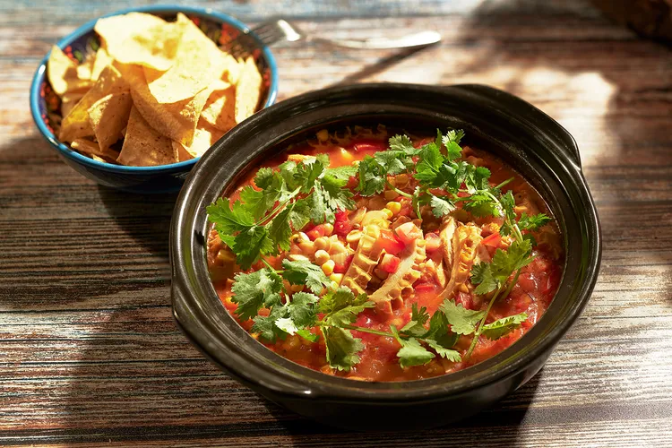 鉑麗安美墨料理的「墨西哥牛肚湯」以多種辛香料慢煨，是極具地域代表性的暖胃開場。JR東日本大飯店台北提供