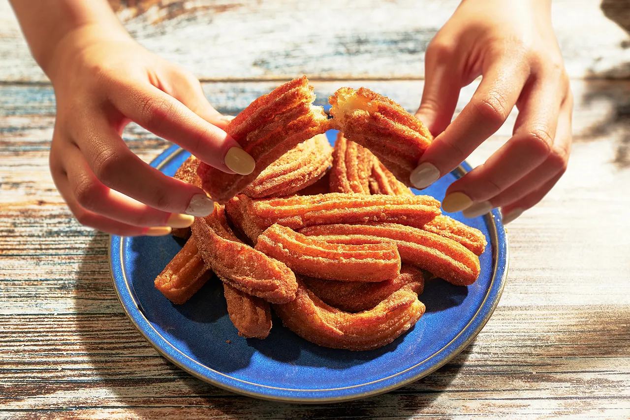 铂丽安美墨料理的甜点区，由点心房团队推出现做肉桂吉拿棒，为冬季餐桌带来圣诞缤纷。JR东日本大饭店台北提供