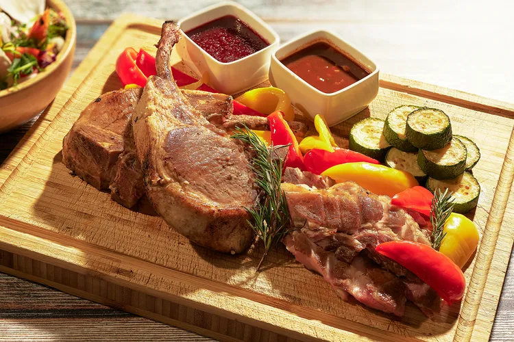 鉑麗安美墨料理的「低溫慢烤戰斧豬排」以肉香、煙燻香與酸甜醬汁勾勒層次。JR東日本大飯店台北提供