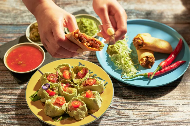 鉑麗安美墨料理的「安吉拉牛肉餅」濃郁口感；「墨西哥海鮮卷」則酸香帶有清爽感。JR東日本大飯店台北提供