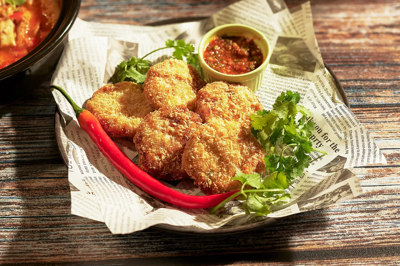 铂丽安美墨料理的「酥炸手工蟹肉饼佐纽约辣酱」外酥内嫩，是美式餐桌标志性的豪迈风味。JR东日本大饭店台北提供