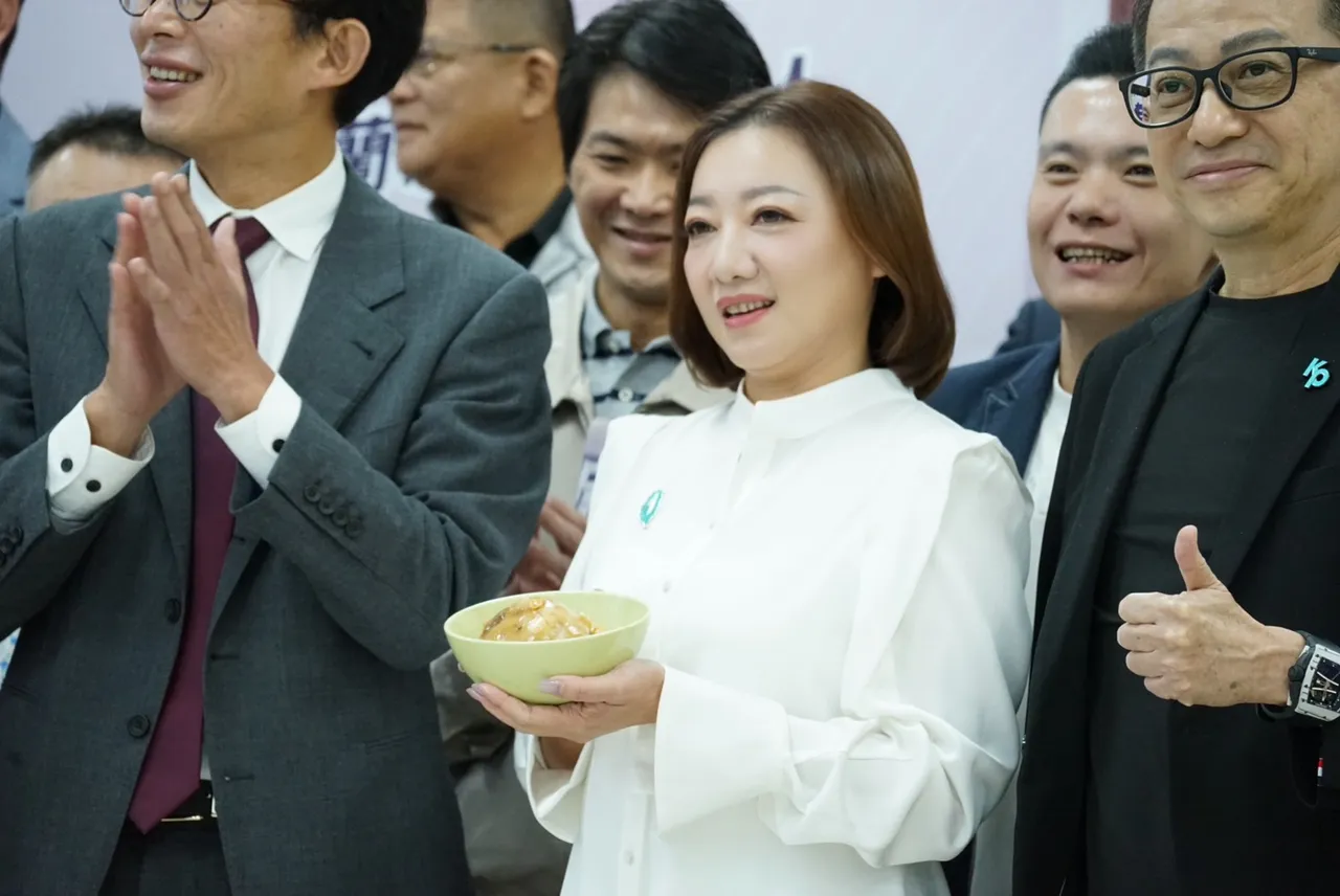 民眾黨徵召陳琬惠參選宜蘭縣長，陳琬惠手捧「碗粿」。邱筠媜攝
