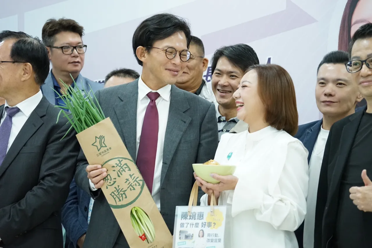 征召陈琬惠选宜兰县长！黄国昌赠「三星葱」：宜兰乡亲最好选择