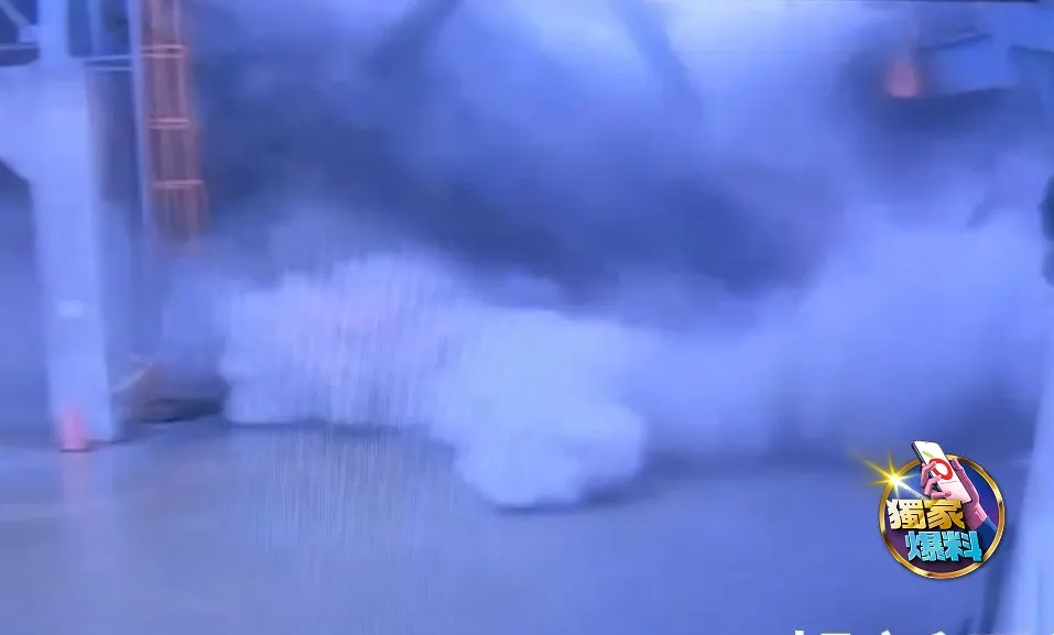 现场尘土飞扬。投诉人提供