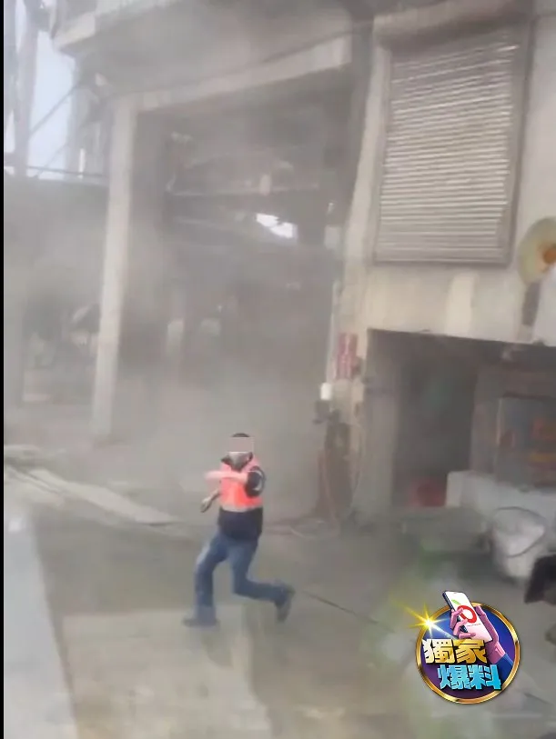 工人匆匆逃出。投诉人提供