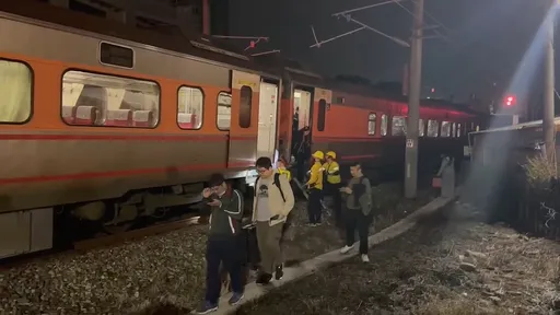 台铁平安夜集电弓扯断电线　乘客摸黑走铁道疏散！今晨修复通车