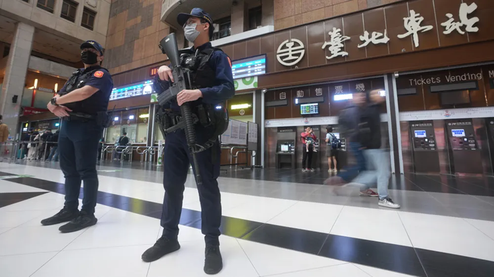 持长枪巡捷运　前警察：北市警别作秀「无敌难用且没人真敢用」