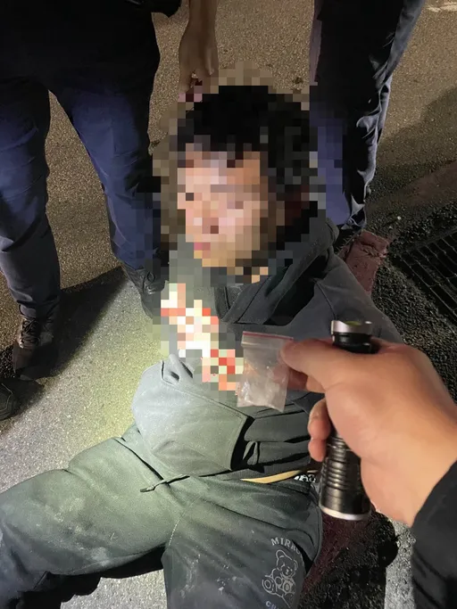 新北男疑边开边吸「路中央睡著」严重回堵　警靠近一看他鼻子有白粉末
