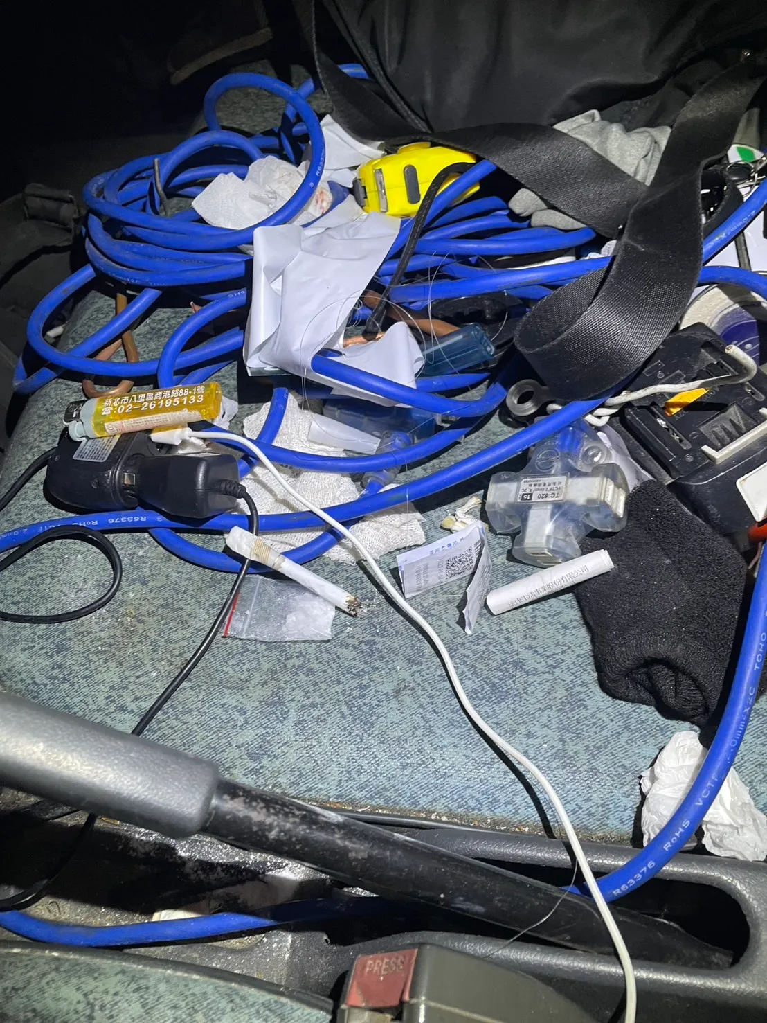 林男车上有K他命。翻摄画面