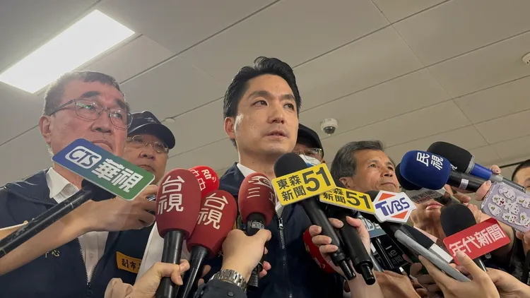 蔣萬安事發後抵達事故現場。資料照片