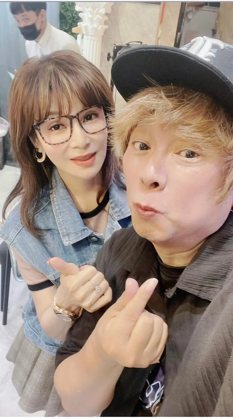 曹西平（右）曾因心疼蔡秋鳳沒受金曲獎肯定，嗆歌王歌后丟臉死了。摘自臉書