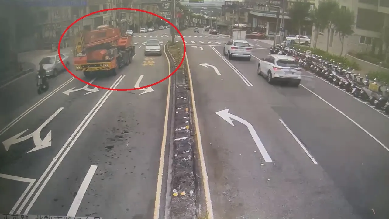 吊车逆向倒退噜，1辆自小客车最后一刻惊险闪过。民众提供