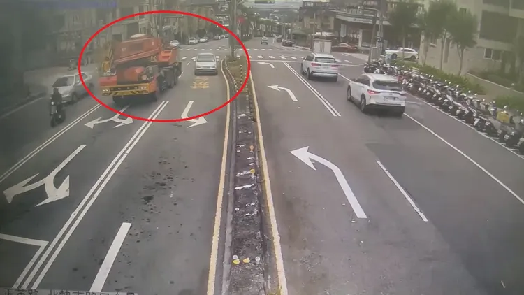 吊車逆向倒退嚕，1輛自小客車最後一刻驚險閃過。民眾提供