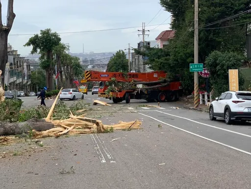 惊险片｜台中吊车煞车失灵逆向倒退噜300米　连闯5路口撞摩铁围墙