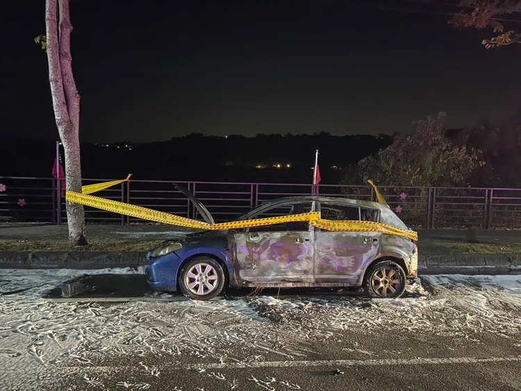 台中市东势区东关路七段昨晚9时许，1辆停在路边的轿内座椅燃烧，42岁萧姓女驾驶救出时已明显死亡。民众提供