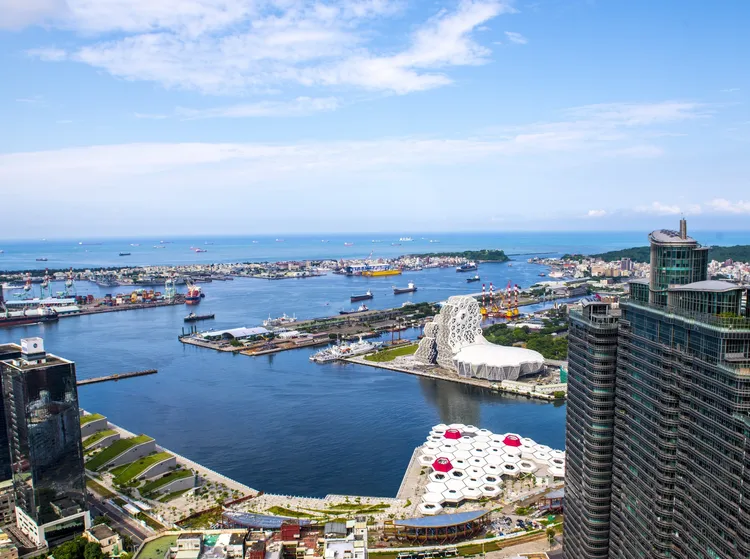 高雄市从港湾转型亚湾，高雄汉来大饭店位于高雄港景第一排，步行10分钟即可抵达亚湾区。高雄汉来大饭店提供