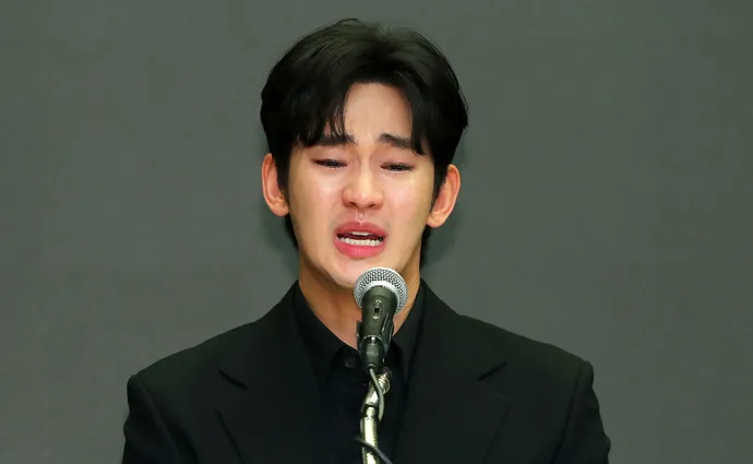 金秀贤3月31日开记者会，痛哭承认曾与金赛纶交往，但强调她当时已成年。翻摄Newsis