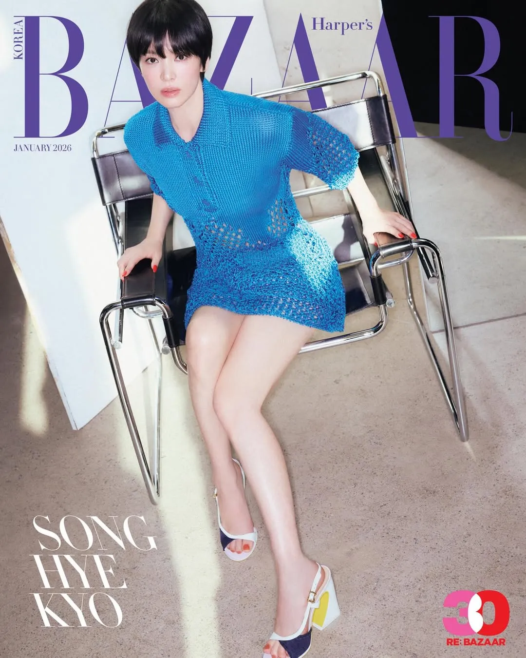 宋慧乔换上FENDI蓝色镂空洋装，大方展示修长美腿。翻摄harpersbazaarkorea IG
