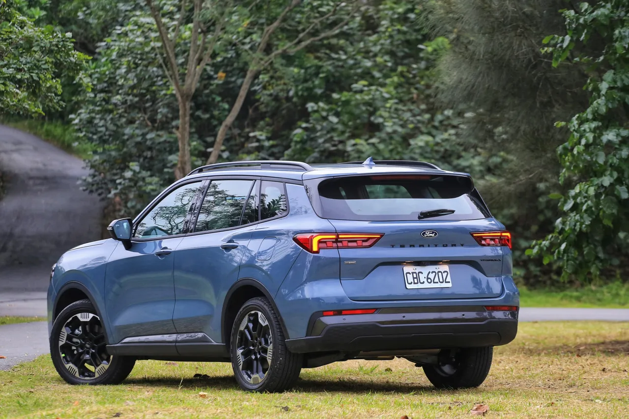 後葉子鈑折線營造肌理感，油電版的鈦晶灰套件包含黑化窗框、黑色後視鏡外蓋等，低調卻帶科技質感。林浩昇攝