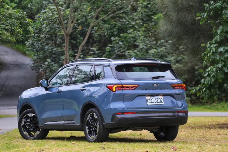 後葉子鈑折線營造肌理感，油電版的鈦晶灰套件包含黑化窗框、黑色後視鏡外蓋等，低調卻帶科技質感。林浩昇攝