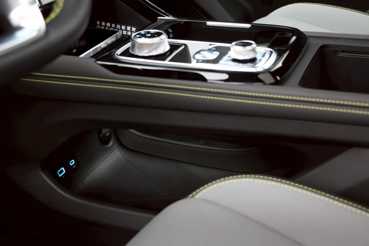 排檔座採懸浮式設計，下方置物空間寬敞，配置USB-A與Type-C插孔，Type-C可提供最高66W充電功率，甚至能為筆電充電。林浩昇攝