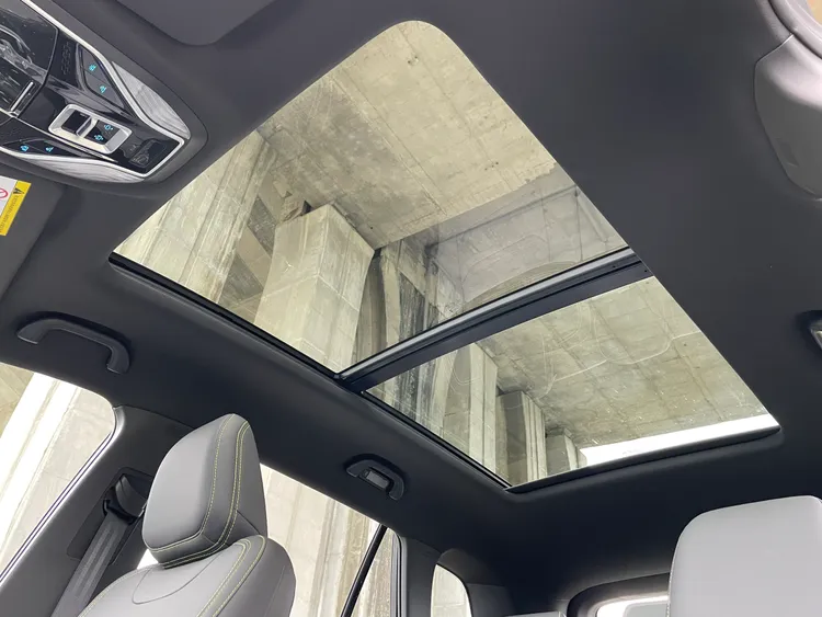 全景式天窗為全車系標配，面積相當大，帶來明亮的車室採光感受。林浩昇攝