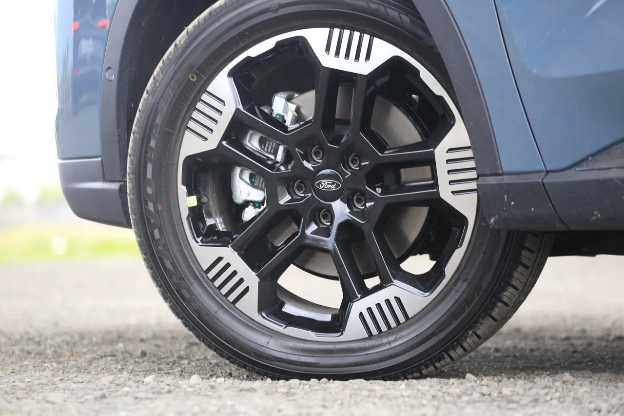 Territory全車系統一採用19吋輪圈設定，搭配235/50 R19尺碼輪胎，不僅視覺比例到位，也兼顧行路穩定性與日常舒適度，符合主流家庭休旅的實用取向。林浩昇攝